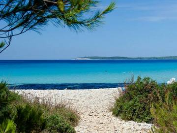 Spiaggia davanti all'isola Mezanj