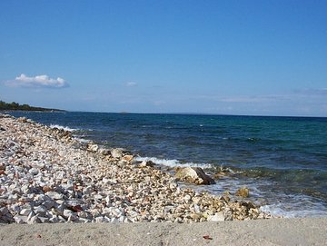 spiaggia e molo a Jazi