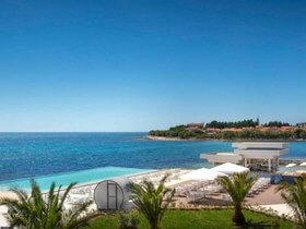 spiaggia con vista Novigrad vecchia