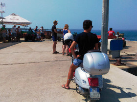 Vespa nel porto di Olib in Croazia