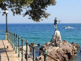 Ragazza con il gabbiano a Opatija