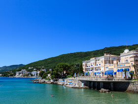 passeggiata sotto il sole a Opatija