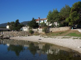 spiaggia sotto le mura