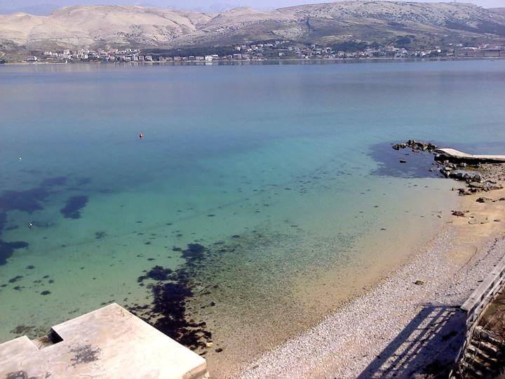 spiaggia davanti al hotel Biser a Pag