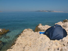 Isola Pag con tenda in spiaggia