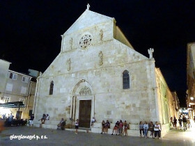 Chiesa di Santa Maria in piazza centrale di Pag