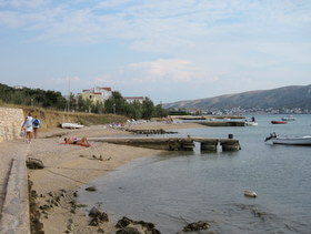 spiaggia verso l'hotel Tony a Pag