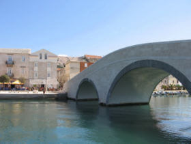 Pag il ponte pedonale per il centro storico