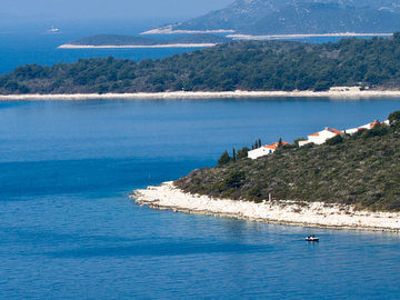 la costa rocciosa di Pasman