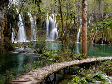 con le passerelle si va ovunque a Plitvice