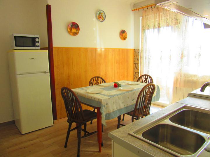 cucina con zona pranzo