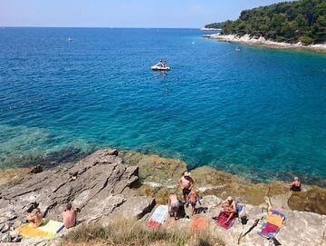 spiagge di Pola - scogli e ciottoli