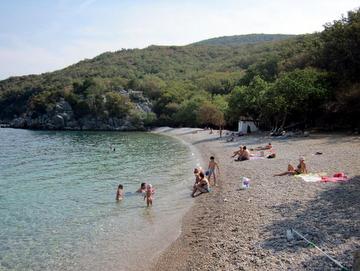 spiaggia nella baia vicina al porto