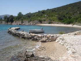 spiaggette lungo la costa di Rava