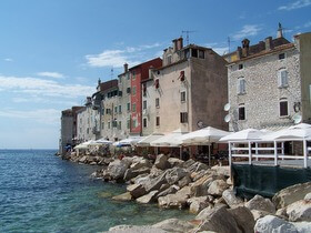 centro storico e case sul mare a Rovigno