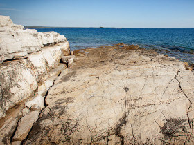 gli scogli della baia Skaraba a Rovigno