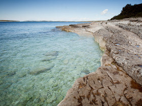 spiaggia di scogli nella baia Gustinja