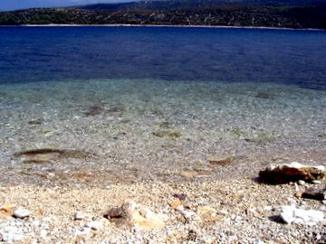 Spiaggia di sabbia e ciottoli nella baia di Sakarun