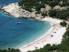 spiagge di ciottoli lungo la costa di Senj