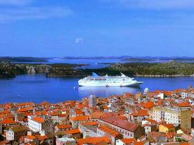 Sibenik navigare davanti al porto