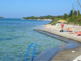 spiaggia terrazzata e ciottoli