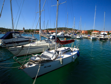 barche nel porto di Kukljica