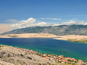 Monte Velebit visto dall'isola Pag