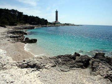 faro di Punta Bianca e spiaggia