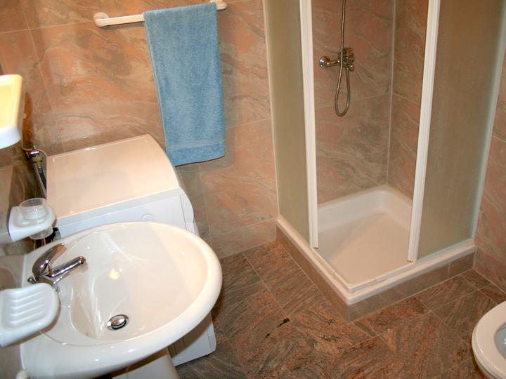 bagno con doccia e lavatrice