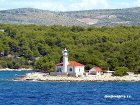 faro all'entrata nel porto di Vis