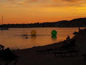 divertimento in spiaggia a Vodice al tramonto