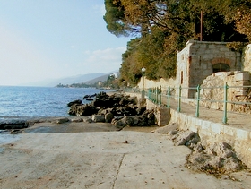 Volosko la spiaggia: terrazze sul lungomare e scogli