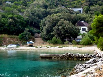 spiaggia nella baia a Zaglav