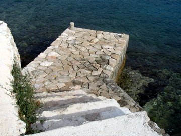 spiaggia e molo a Zaglav