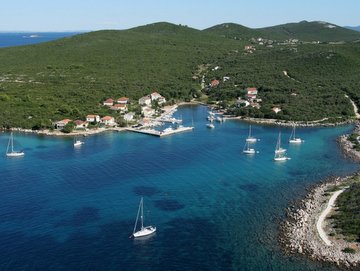 la baia di Zapuntel davanti all'isola Iz