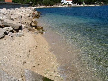 spiaggia vicino al frangiflutti